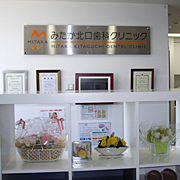 8F入口・看板・認定証